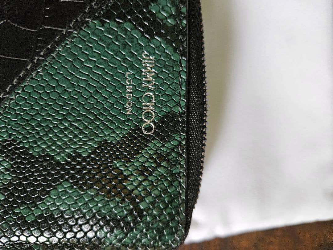 JIMMY CHOO ヘビ柄ケース