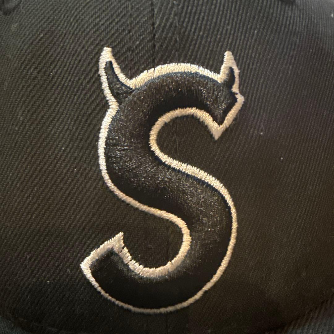 supreme キャップ Sつの ニューエラ