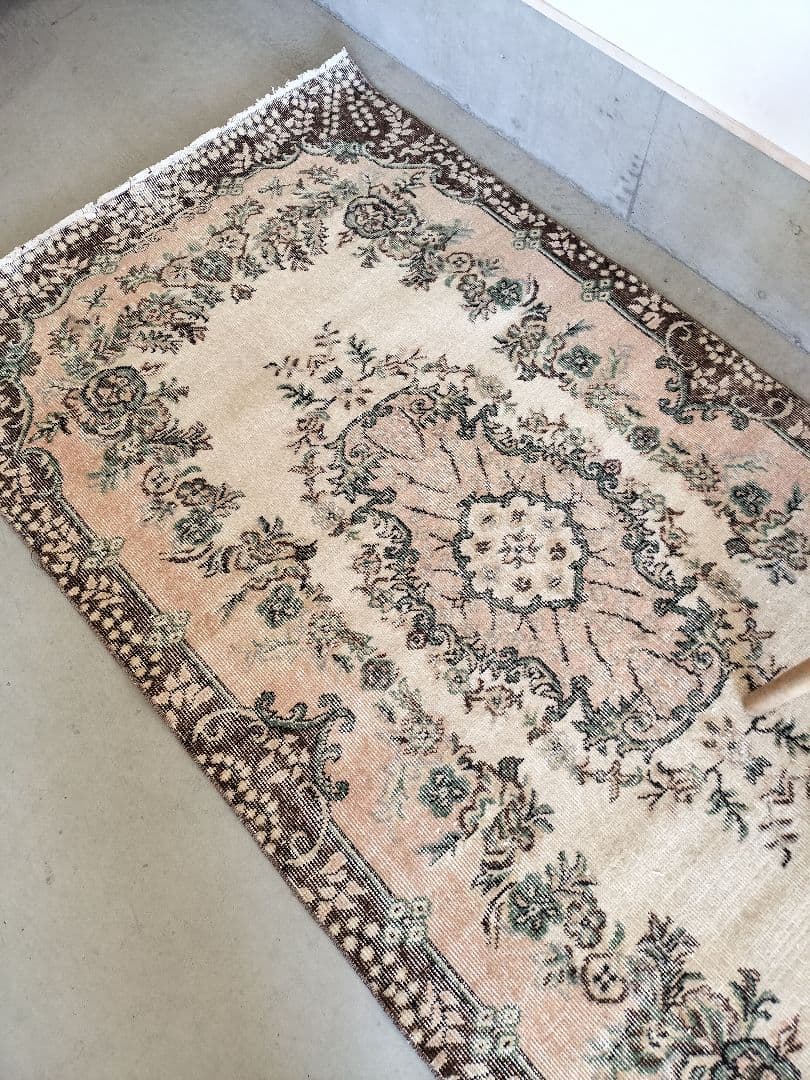 ダークブラウンとピーチベージュのヴィンテージラグ　石田ゆり子さん　No.740