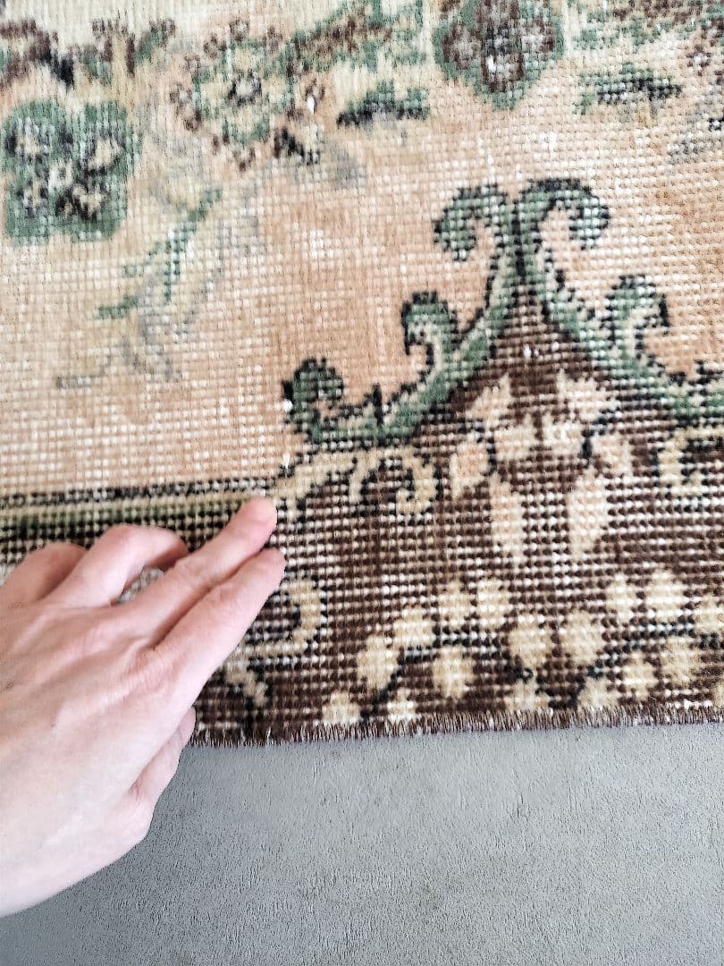 ダークブラウンとピーチベージュのヴィンテージラグ　石田ゆり子さん　No.740