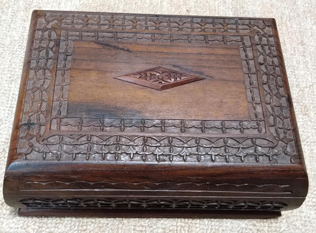 アクセサリー付き！宝箱　アンティーク木製コレクションボックス