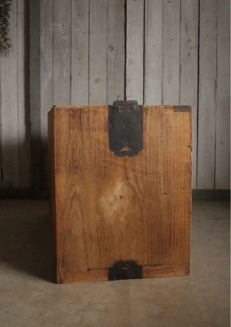 味のある木製の引き出し　2段