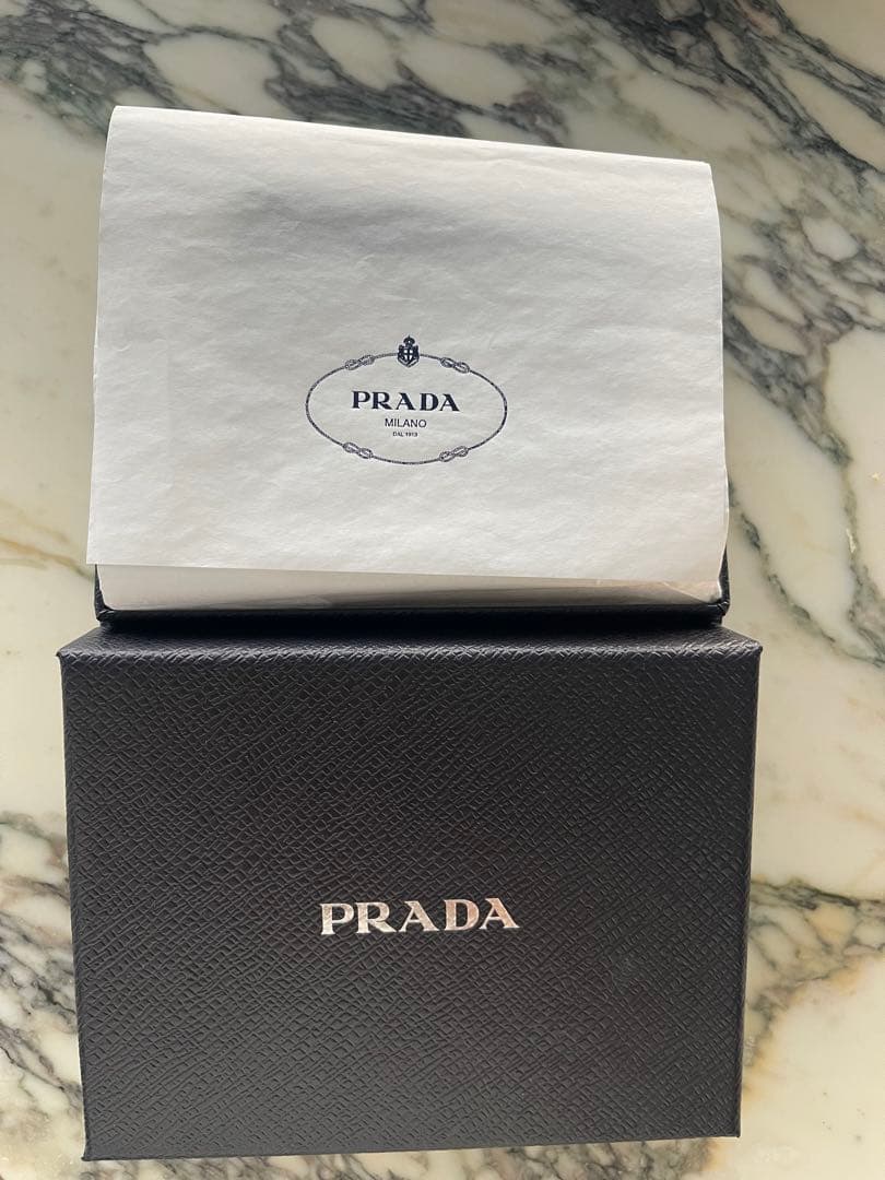 PRADA ホワイト ハンドル付き AirPodsProケース
