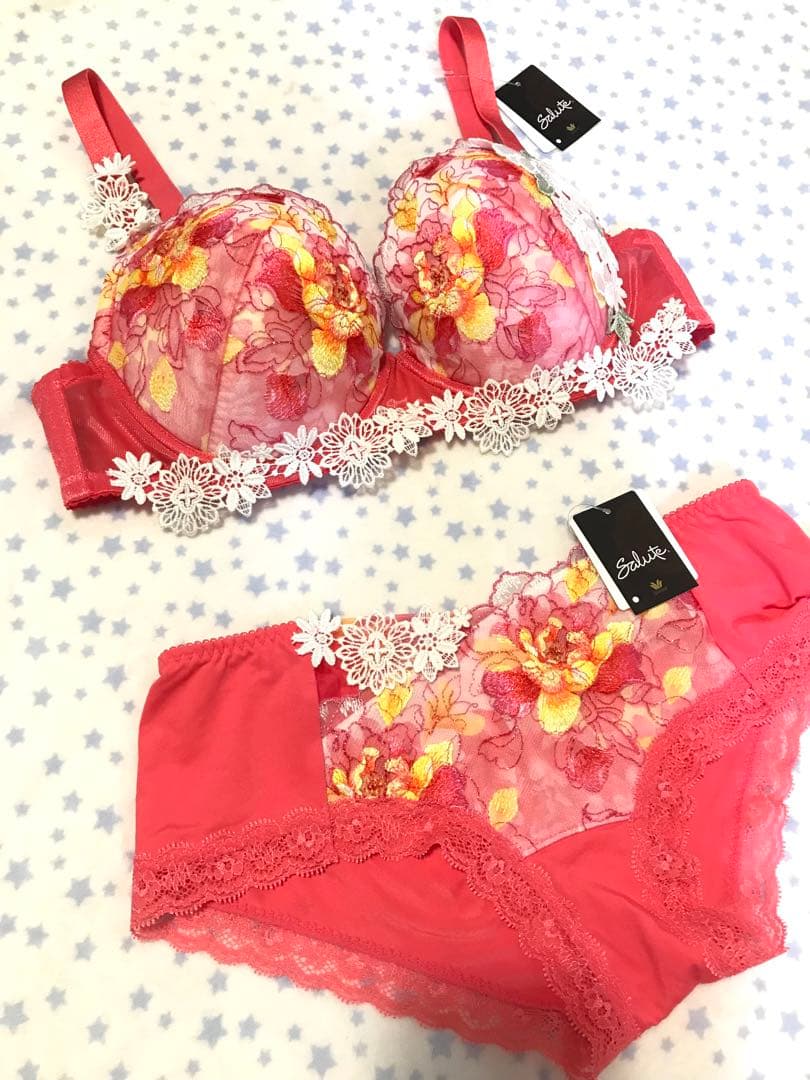 週末SALE✩.*˚早い者勝ち❣️新品 ワコール　サルート