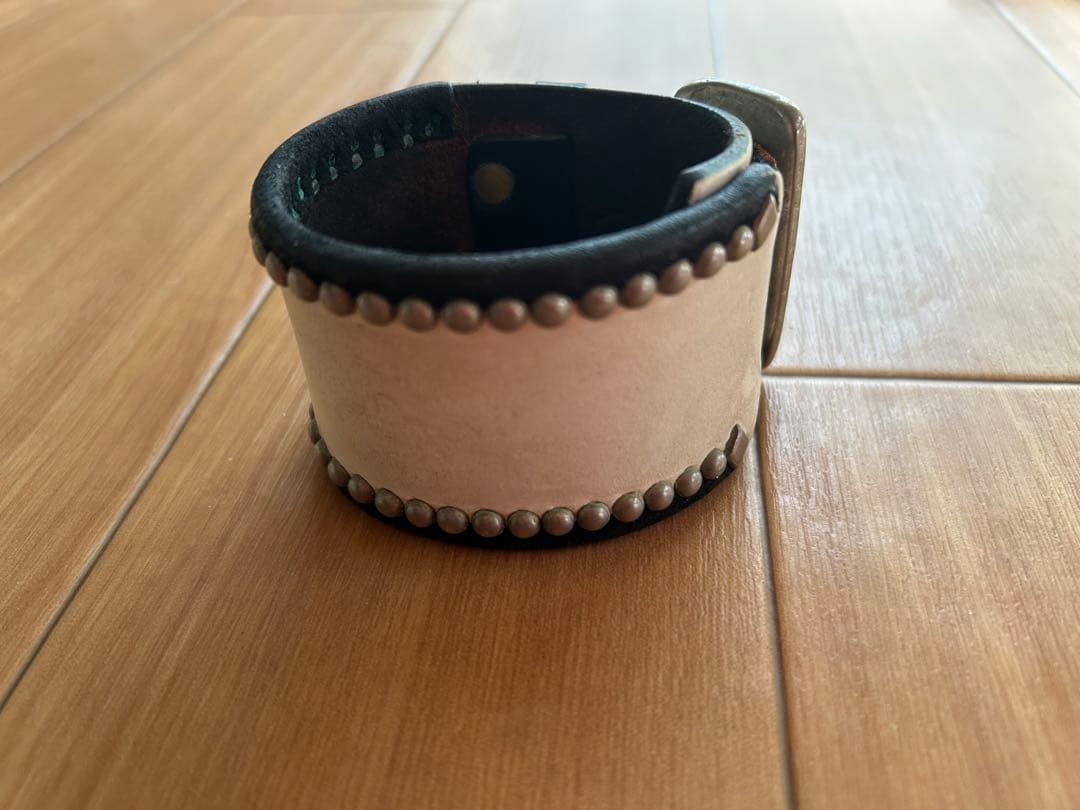 レザー スタッズ付き ブレスレット ウルフズヘッド