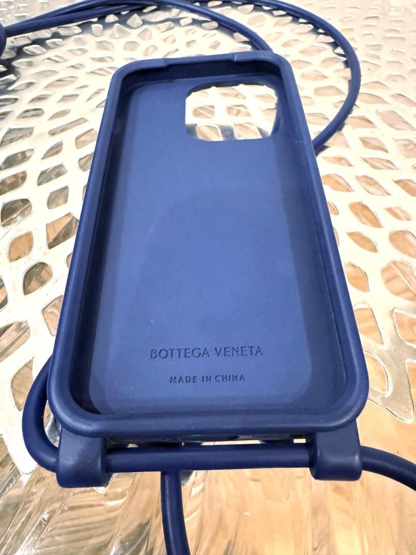 ボッテガヴェネタ★iPhone15Proシリコンケースストラップ付き