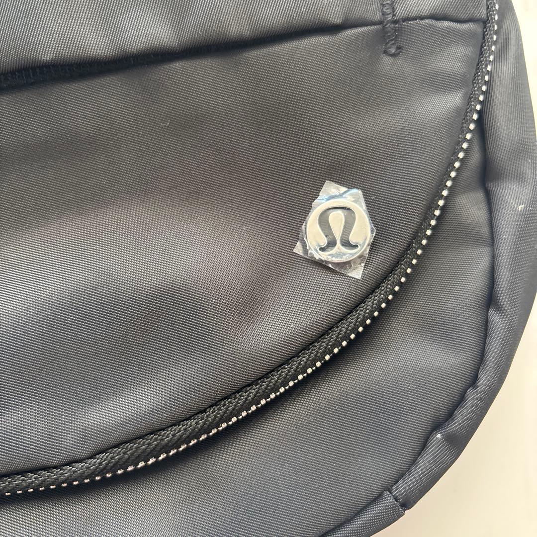Lululemon ブラック ボディバッグ　ショルダーバック