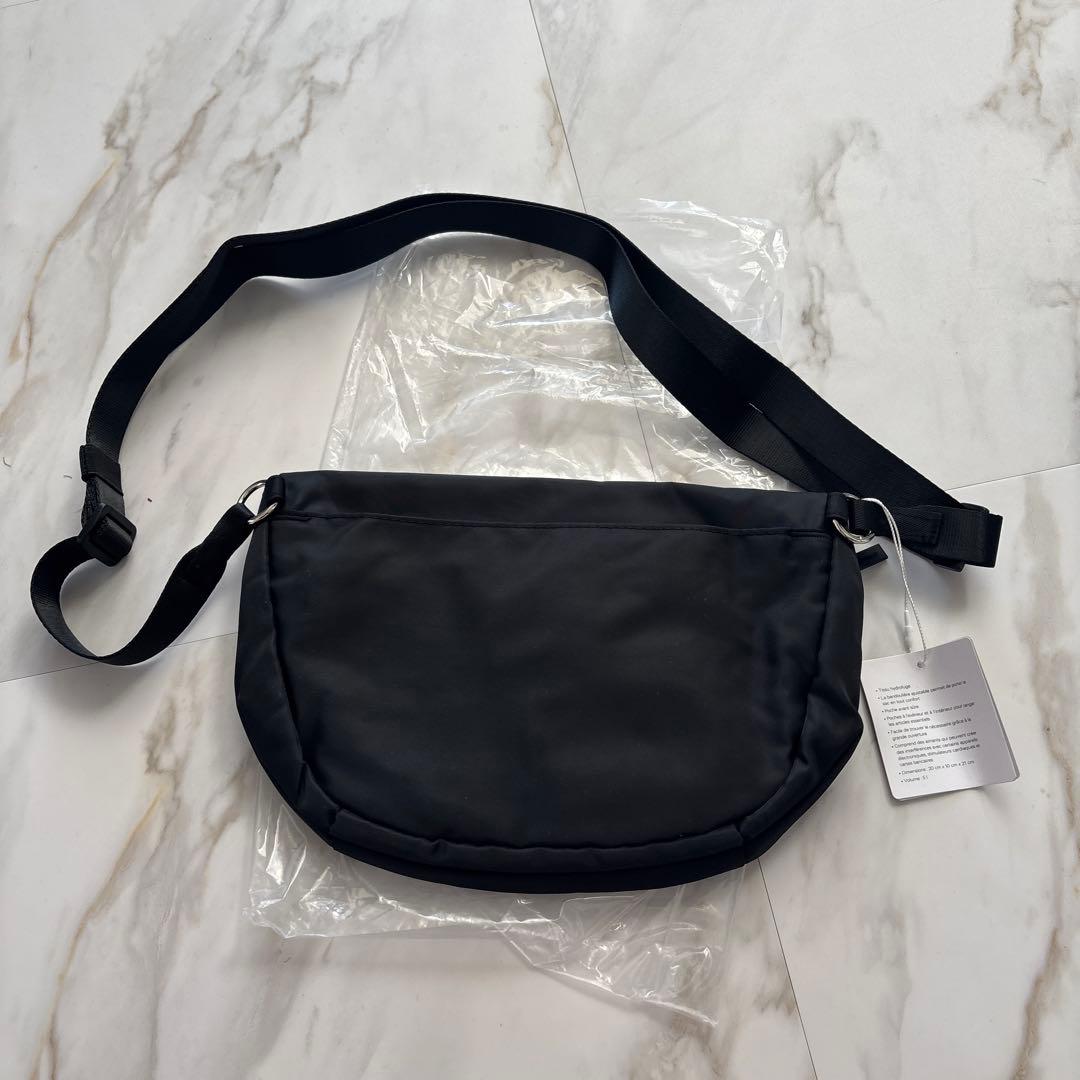 Lululemon ブラック ボディバッグ　ショルダーバック