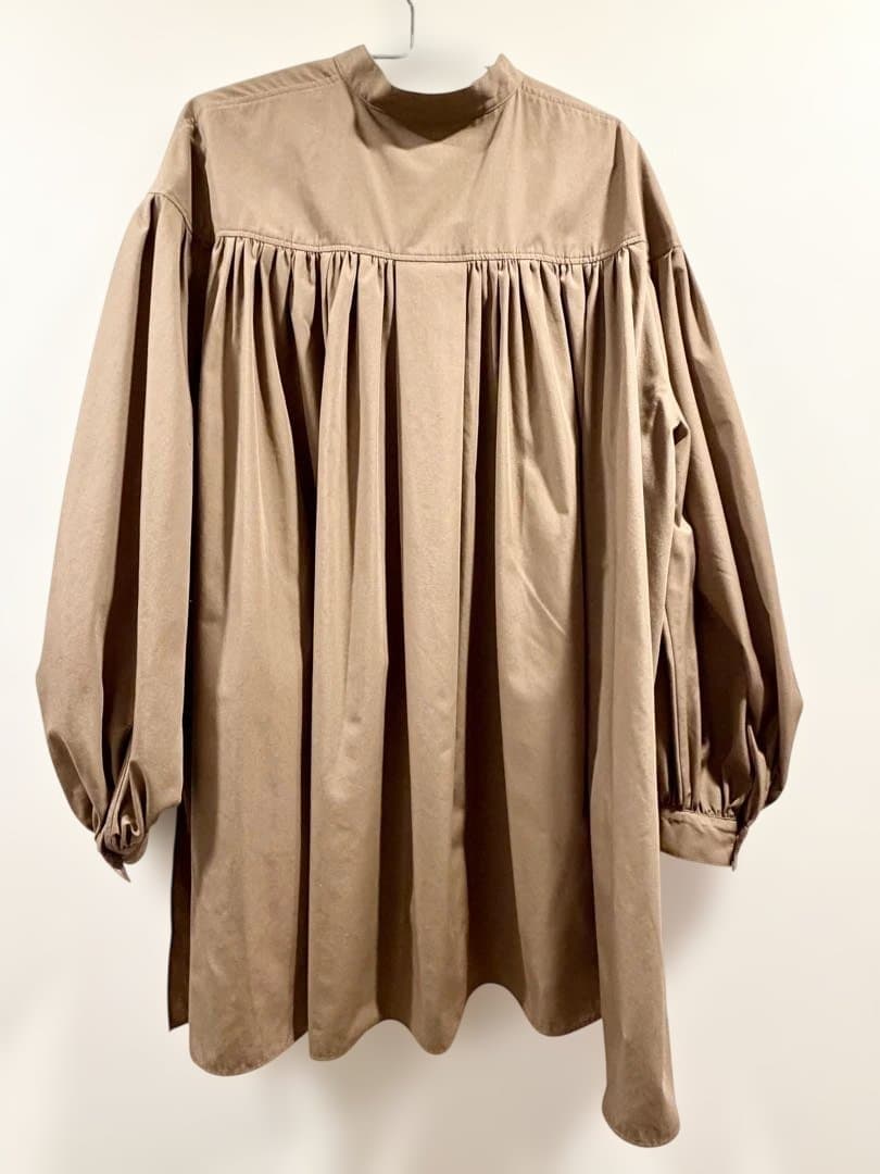 LE PHIL ルフィル タイプライターギャザーブラウス　モカ