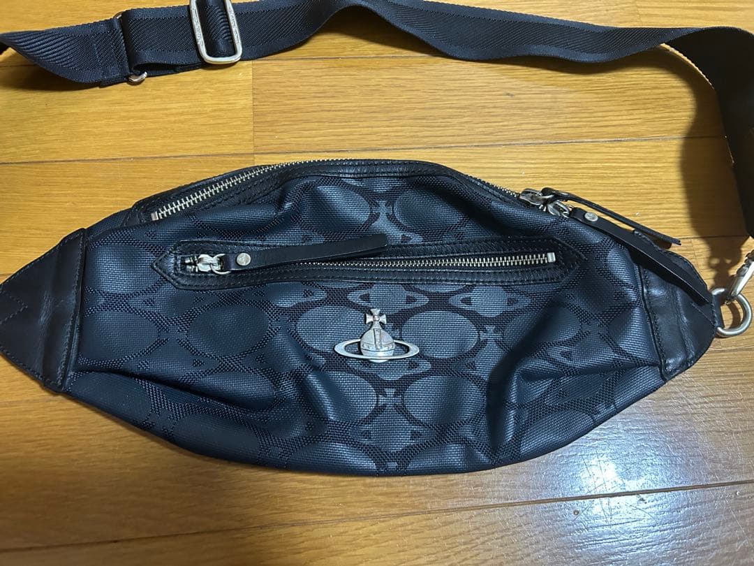 vivienne ボディバッグ