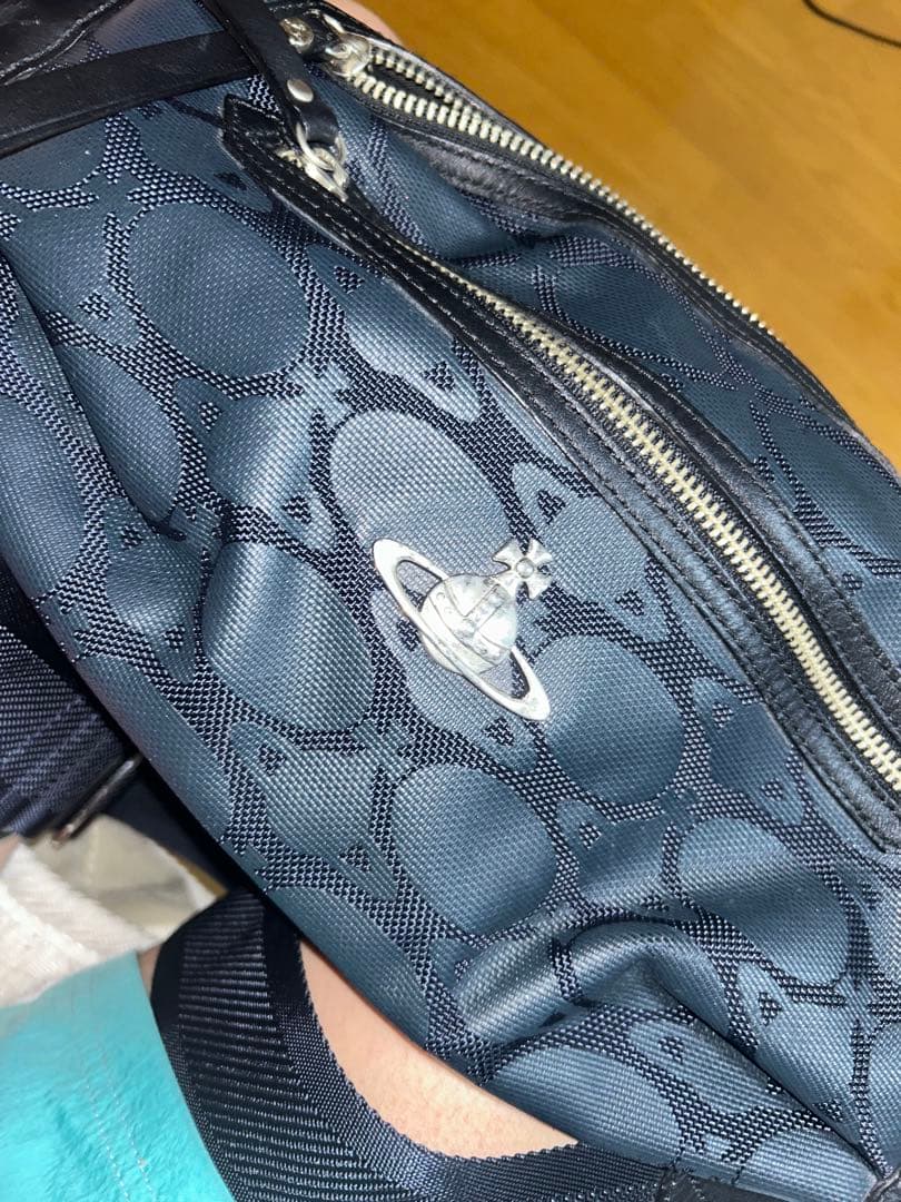 vivienne ボディバッグ