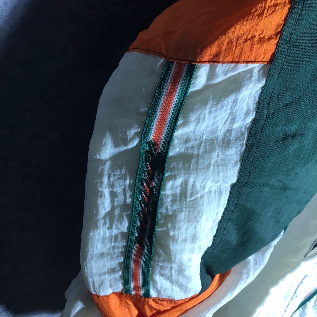 中綿 ナイロンジャケット 背面刺繍デザイン 袖ライン キルティング オフホワイト