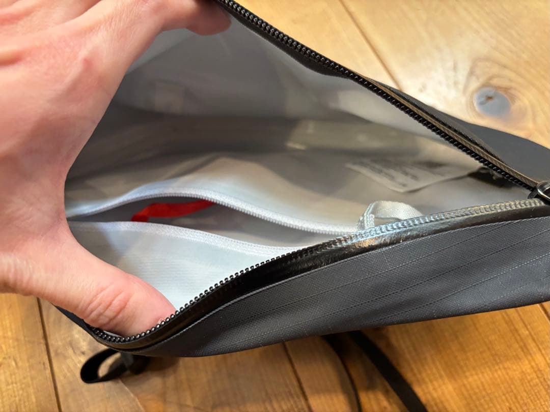 グランヴィル クロスボディ バッグ - Black / NA