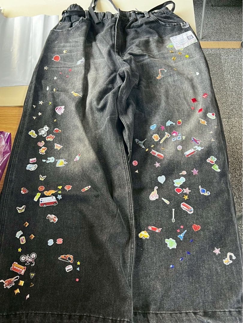 ダークグレー ステッカー装飾 ワイドパンツ　大きめサイズ