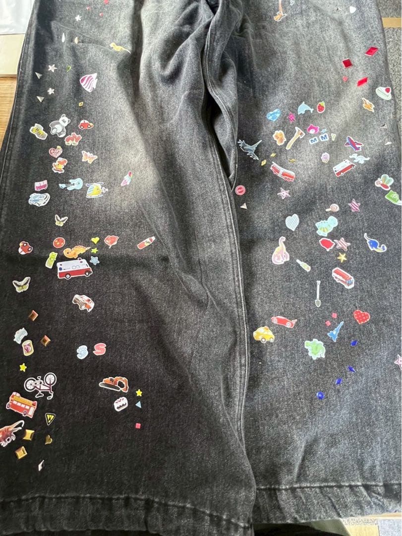 ダークグレー ステッカー装飾 ワイドパンツ　大きめサイズ