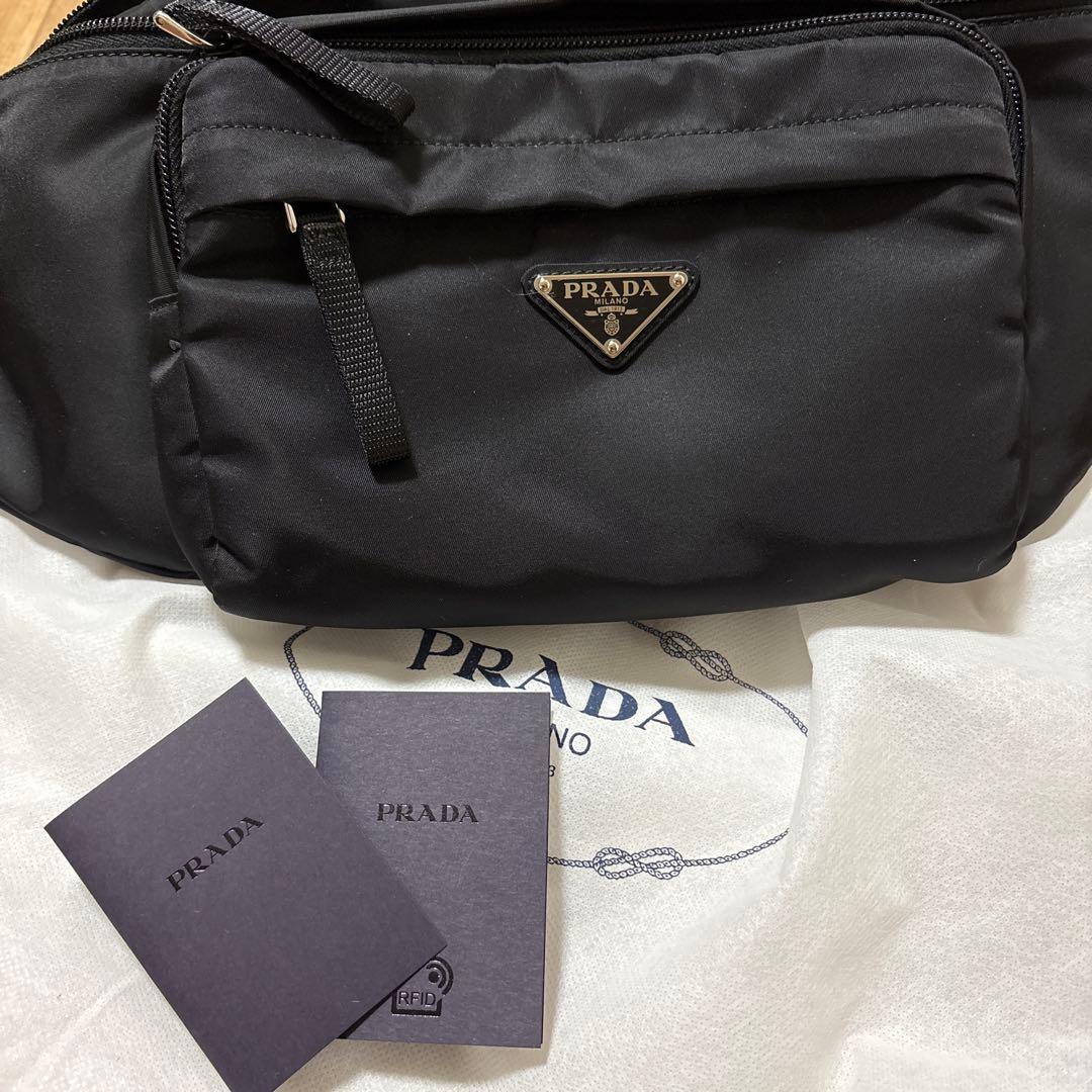 アッキー　美品PRADA ブラック ボディバッグ