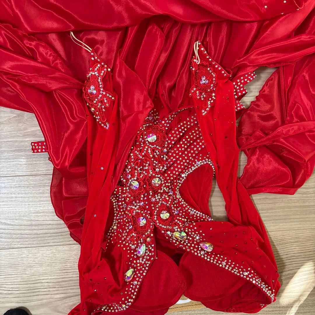 社交ダンス　赤　ドレス　パーティー　競技会　トライアル　豪華