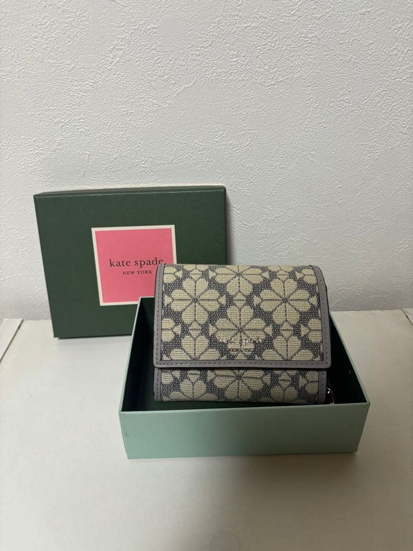 【美品(箱付き)】kate spade(ケイトスペード)二つ折り財布