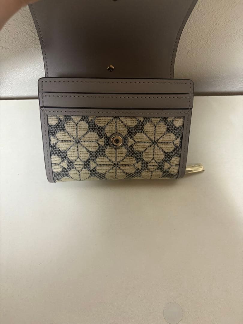 【美品(箱付き)】kate spade(ケイトスペード)二つ折り財布