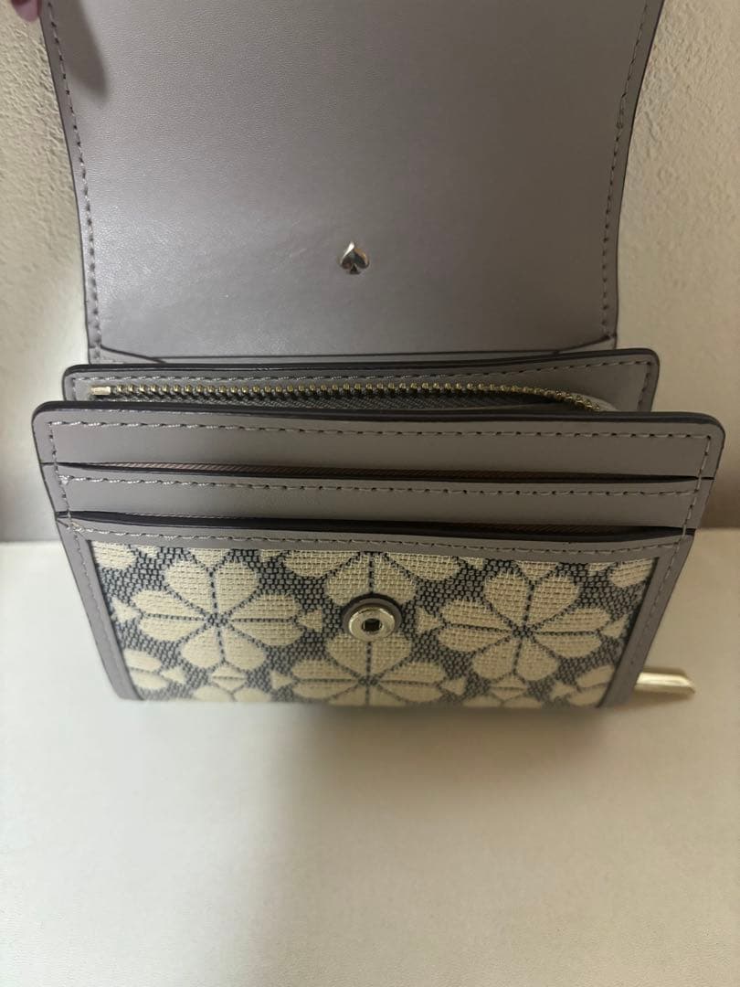 【美品(箱付き)】kate spade(ケイトスペード)二つ折り財布