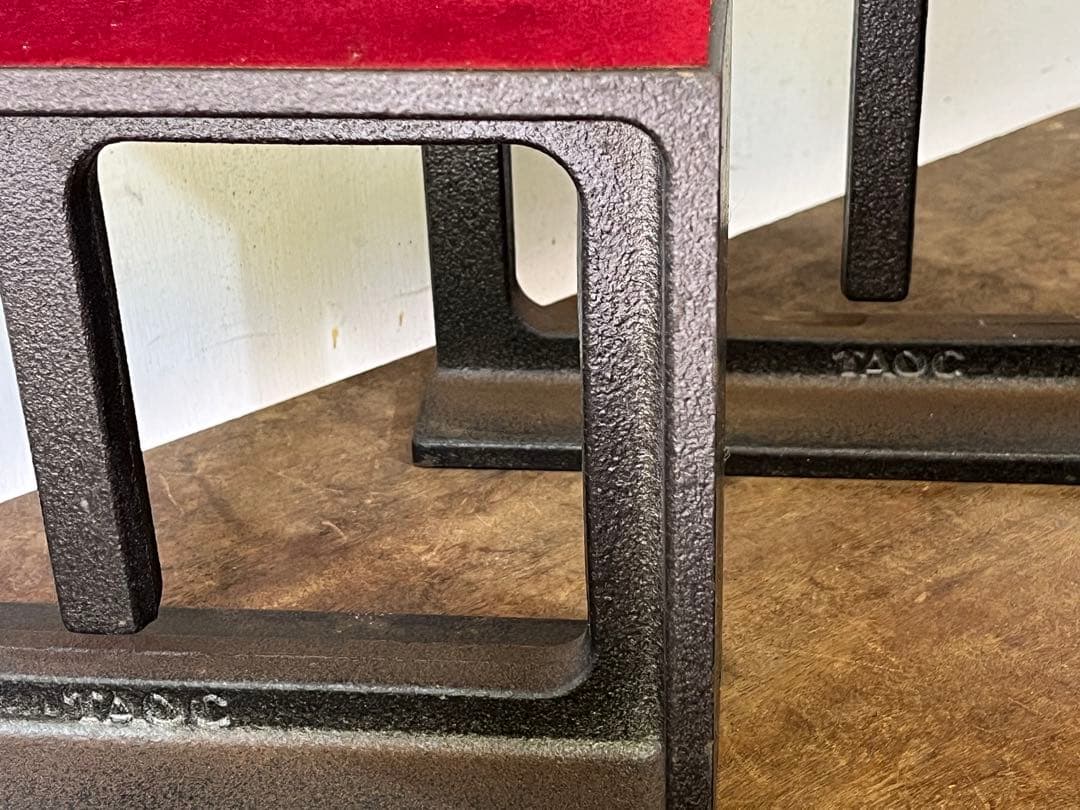 ②古いTAOCスピーカースタンド 鋳鉄製 赤クッション付き2個