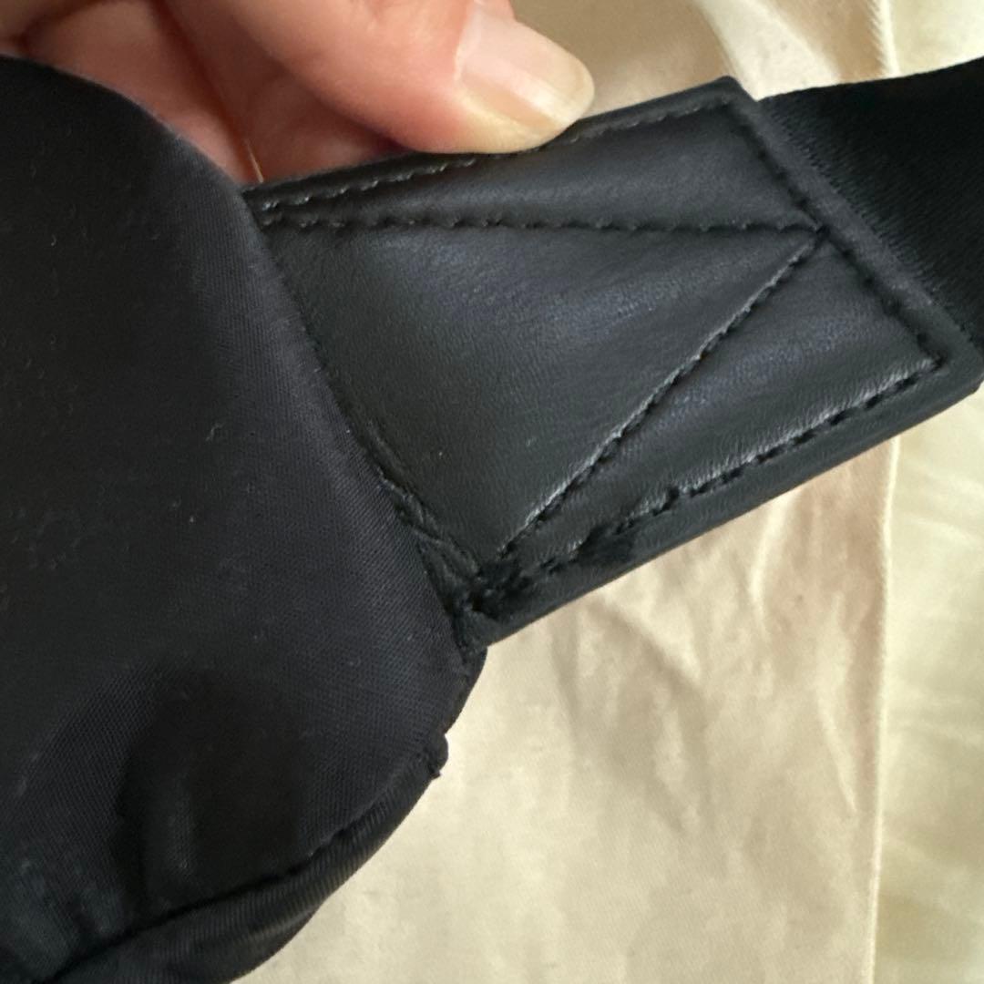 ハートロゴ付きブラックボディバッグ