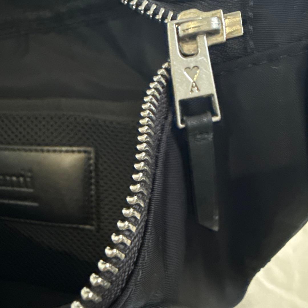 ハートロゴ付きブラックボディバッグ