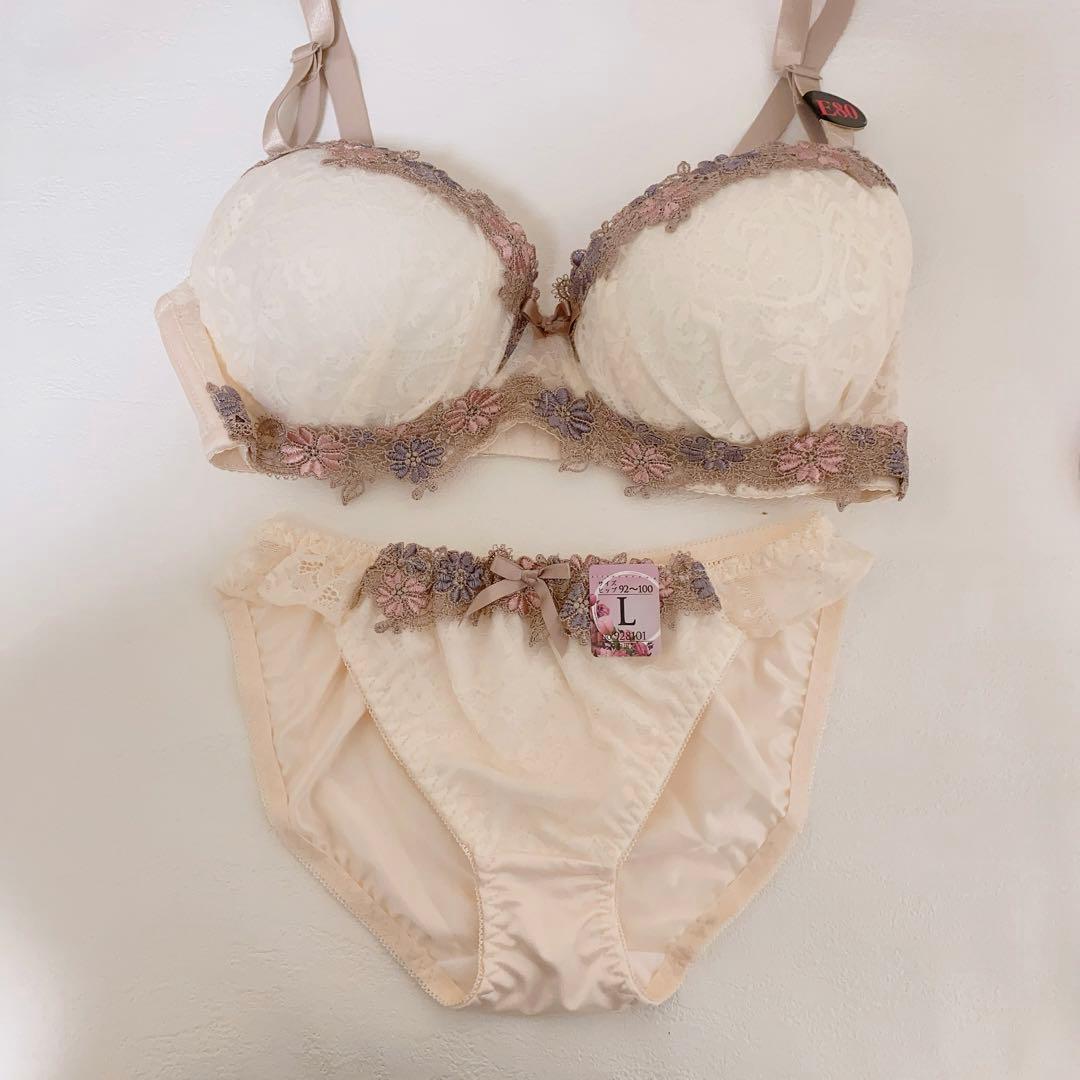 ブラ&ショーツ4点セット＋マッサージ器具