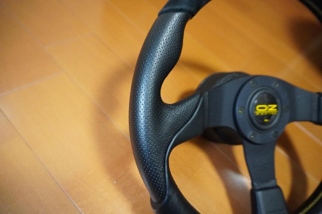 希少品　OZレーシング　ステアリング／パーソナル製（MADE IN ITALY)