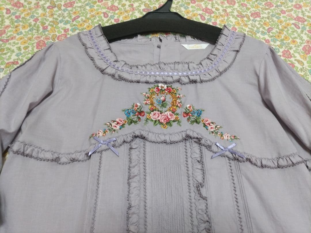 の*ん様 ピンクハウス　クレストフラワー刺繍ブラウス、壁紙模様スカート&バッグ、