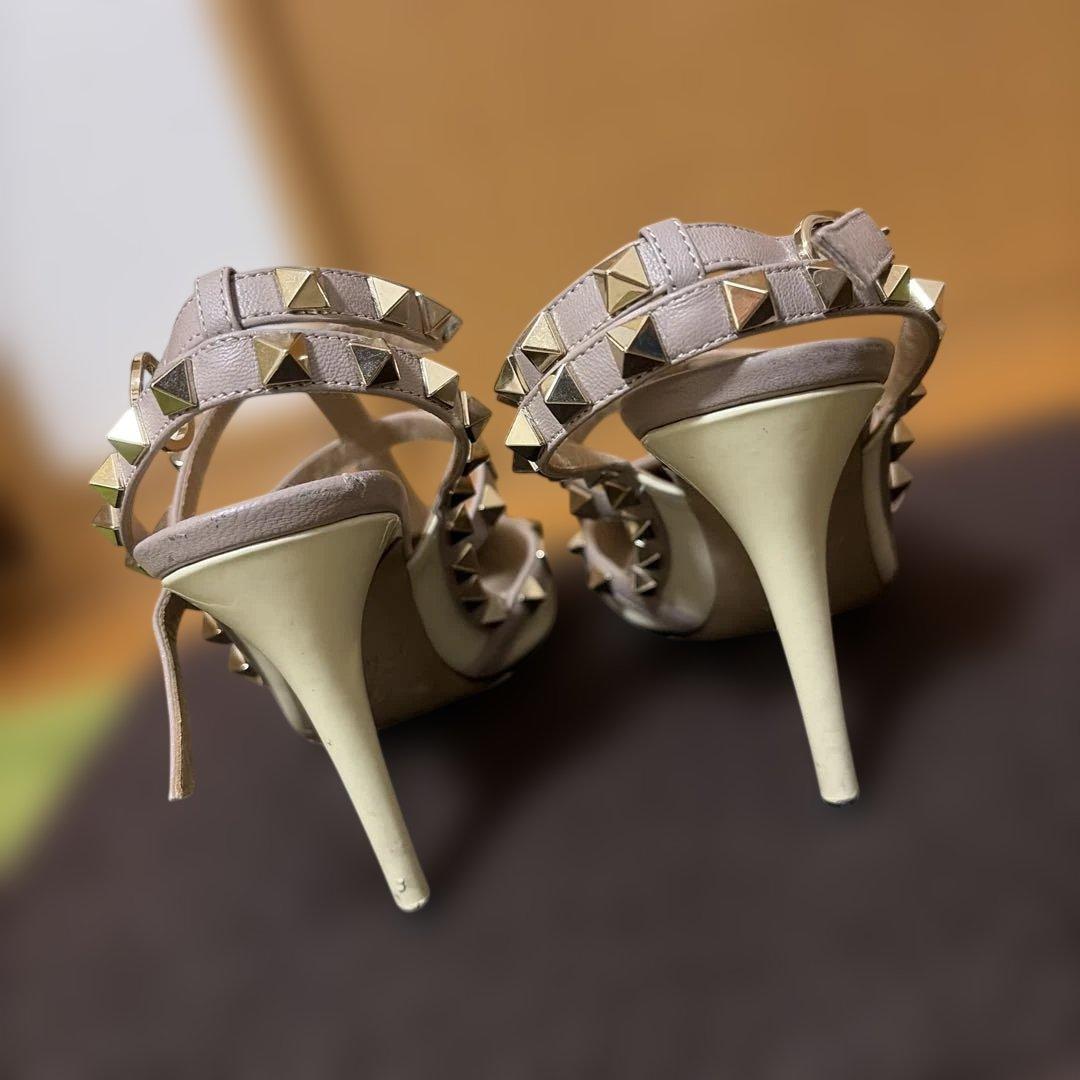 バレンティノ スタッズ付きパンプス