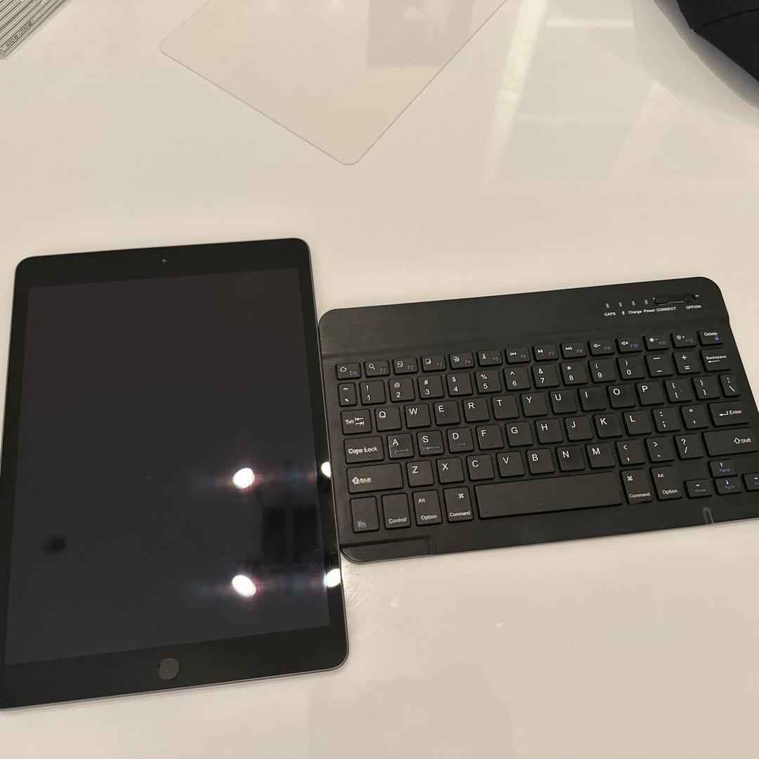 【美品】iPad 第7世代　32GB Wi-Fiモデル　キーボード付き