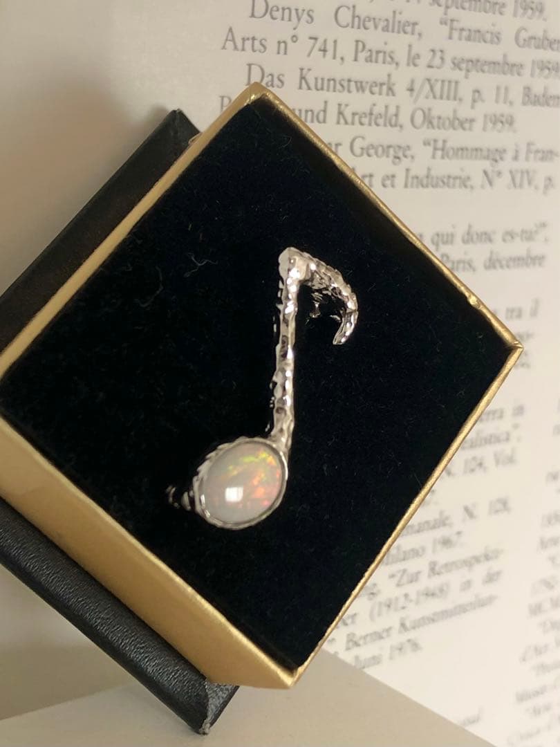 オパール　音符ブローチ