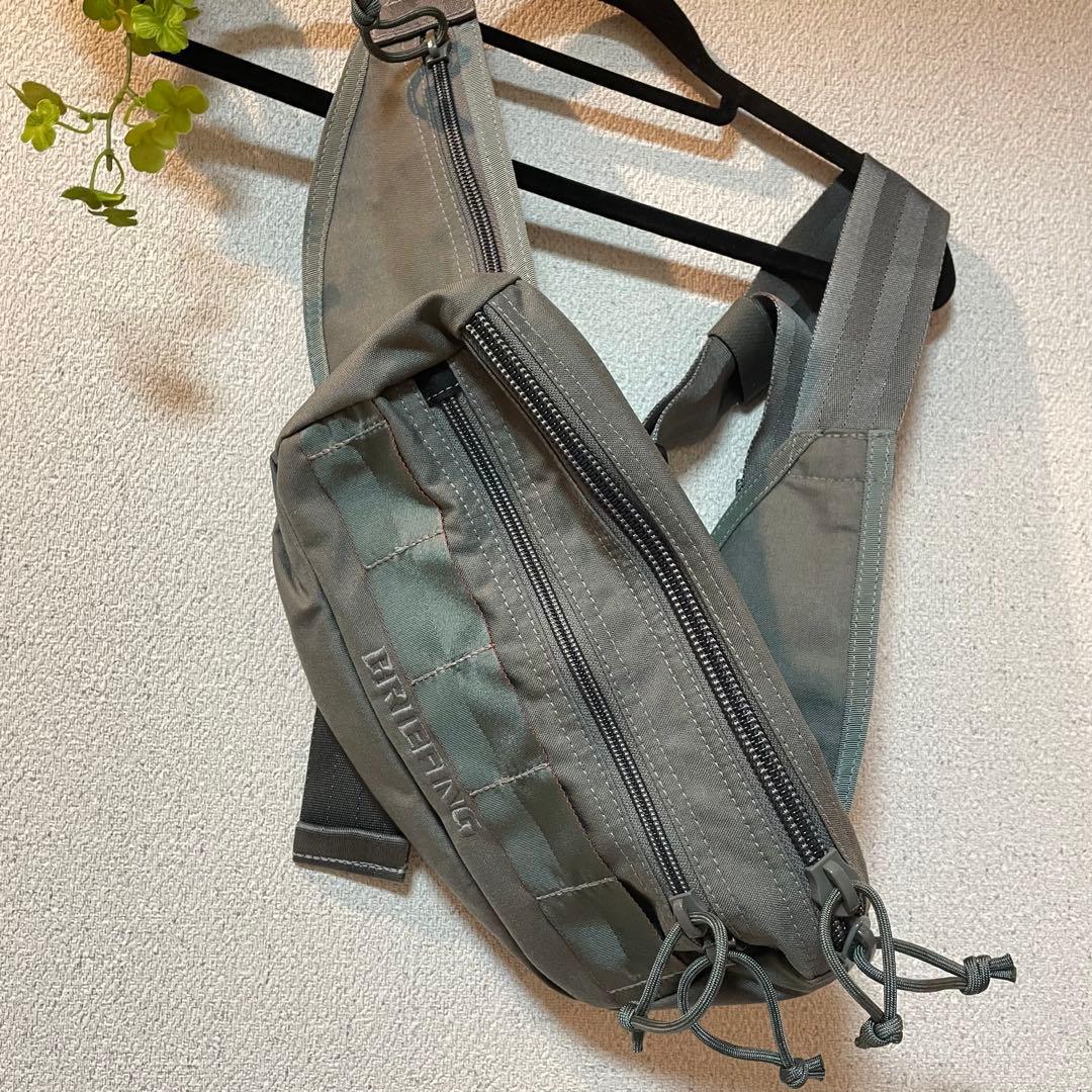 【BRIEFING】ボデイバッグ⭐︎カーキ色