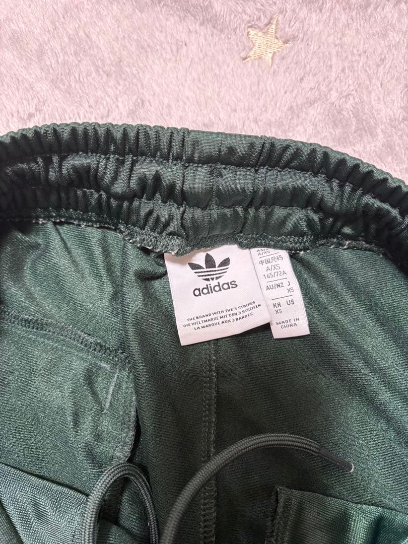 adidas トラックパンツ　グリーン　XS
