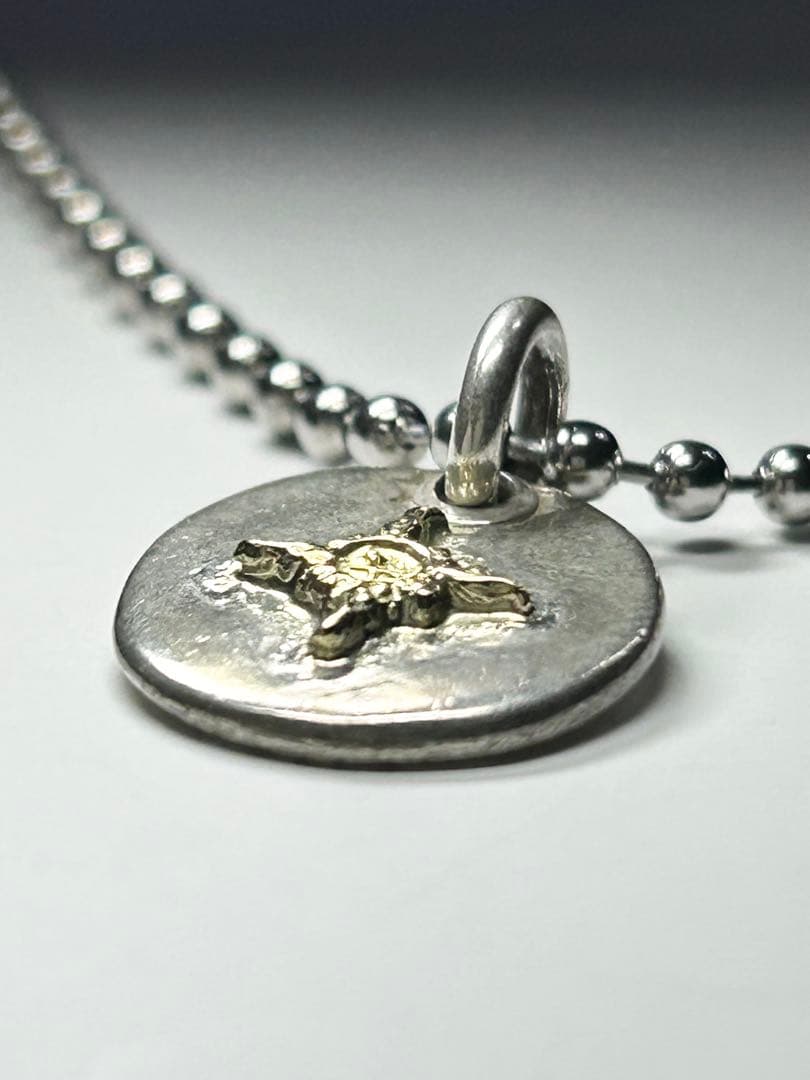 FIRST ARROW’s K18透かしマーク付メタル ペンダント ネックレス