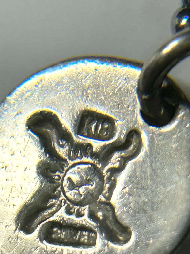 FIRST ARROW’s K18透かしマーク付メタル ペンダント ネックレス