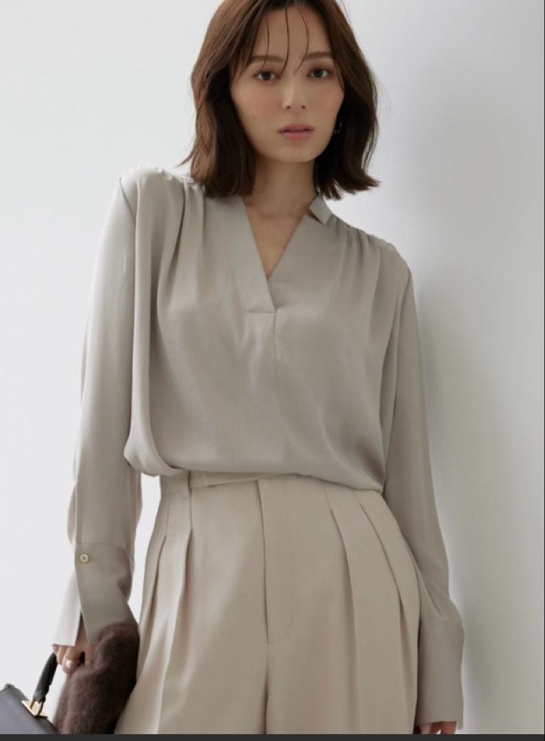 スキッパーネックフロントギャザーブラウス