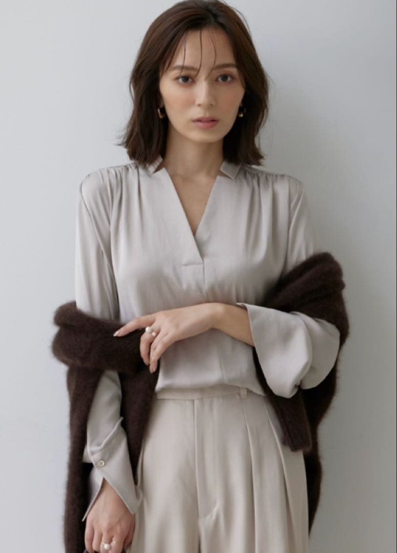 スキッパーネックフロントギャザーブラウス