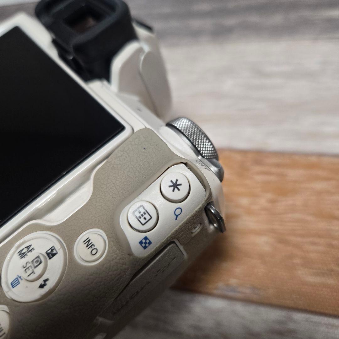 Canon EOS Kiss M ホワイト ジャケット・ストラップ・アダプター付