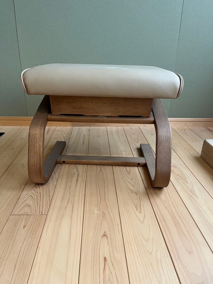 フジファニチャー製オットマン