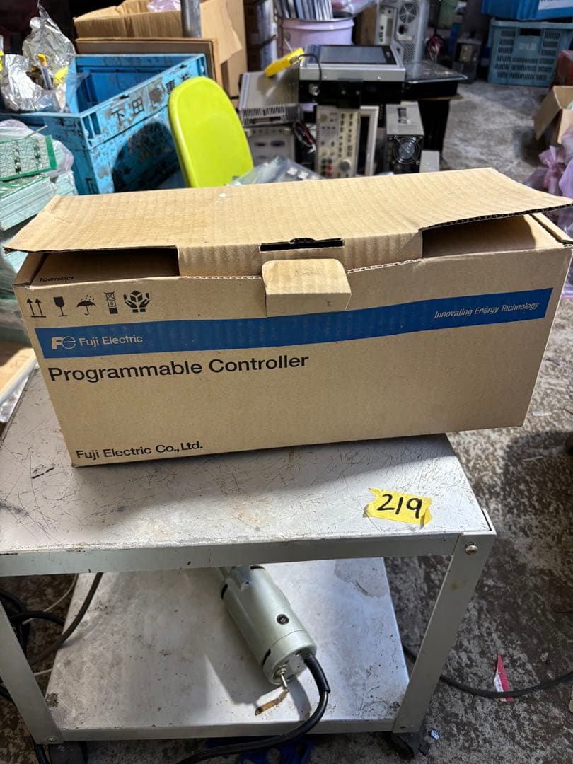 富士電機プログラマブルコントローラ NV1E-084。新品同様未使用。動作未確認
