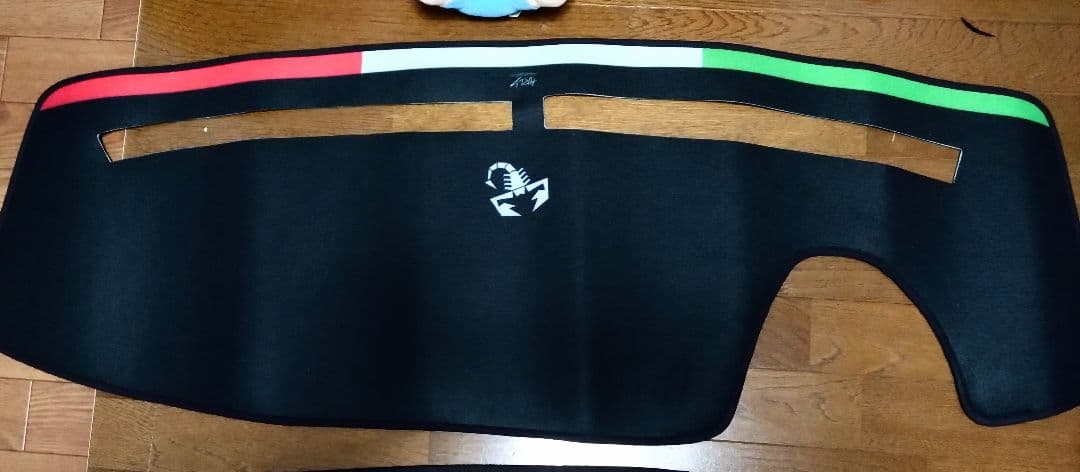 ダッシュボードマット　アバルト右ハンドル用