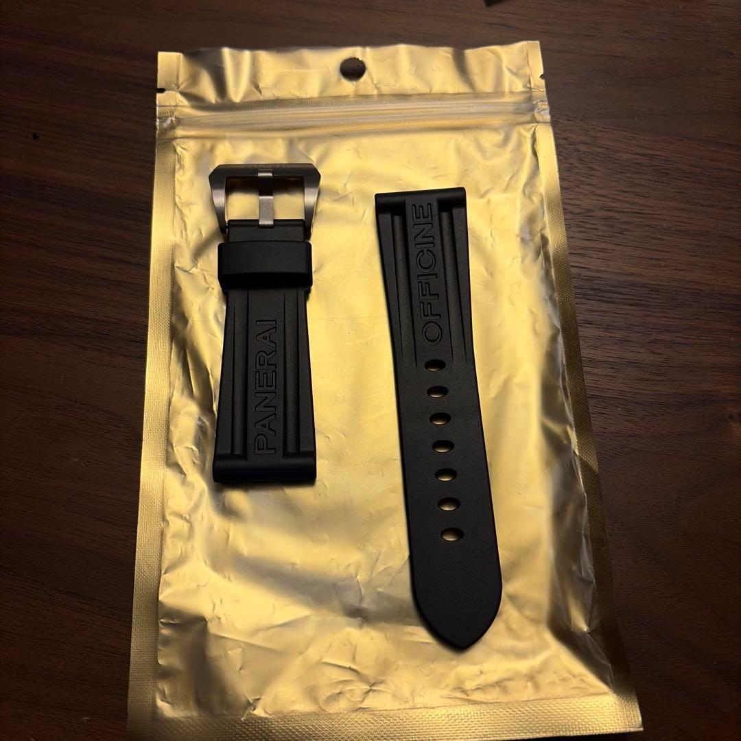 PANERAI ブラック ラバーベルト バックル付き