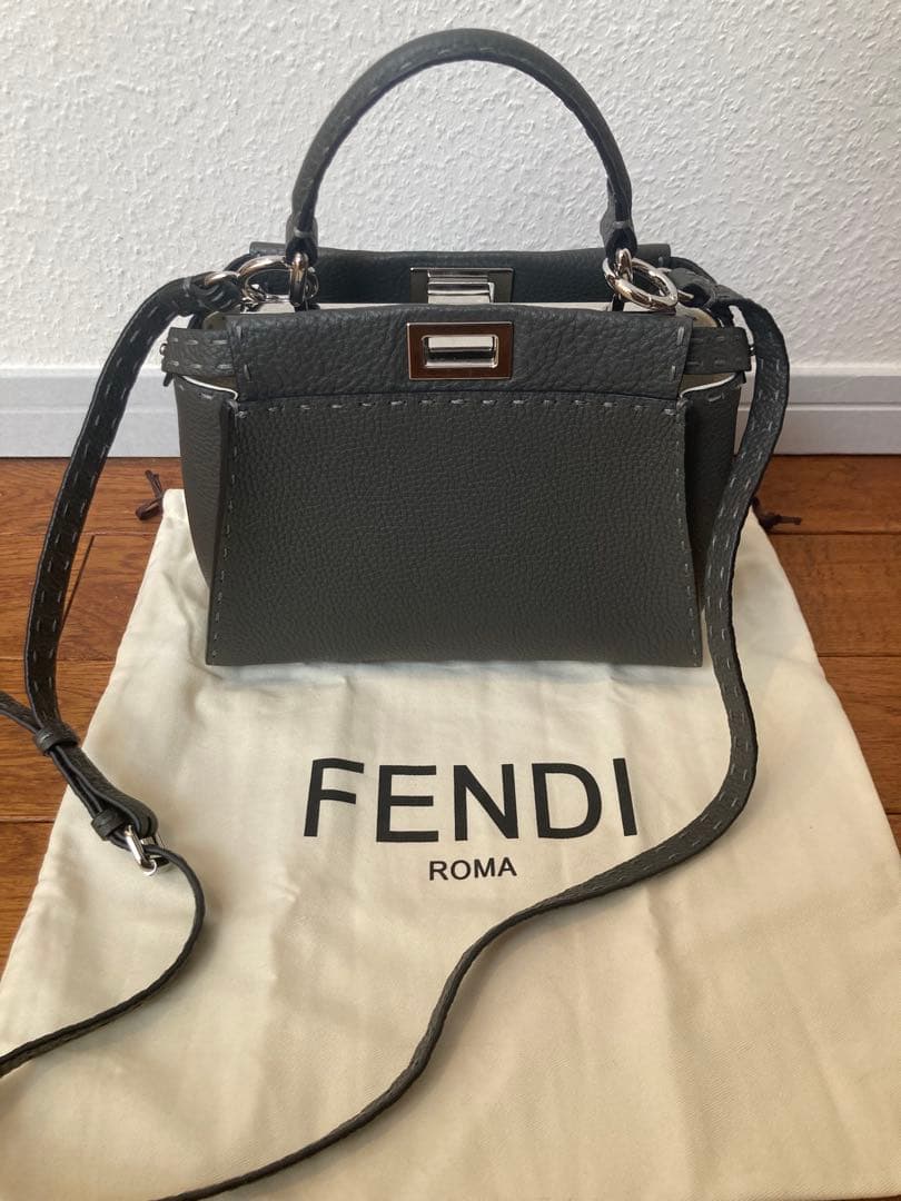 フェンディ FENDI ミニ ピーカブー セレリア グレー
