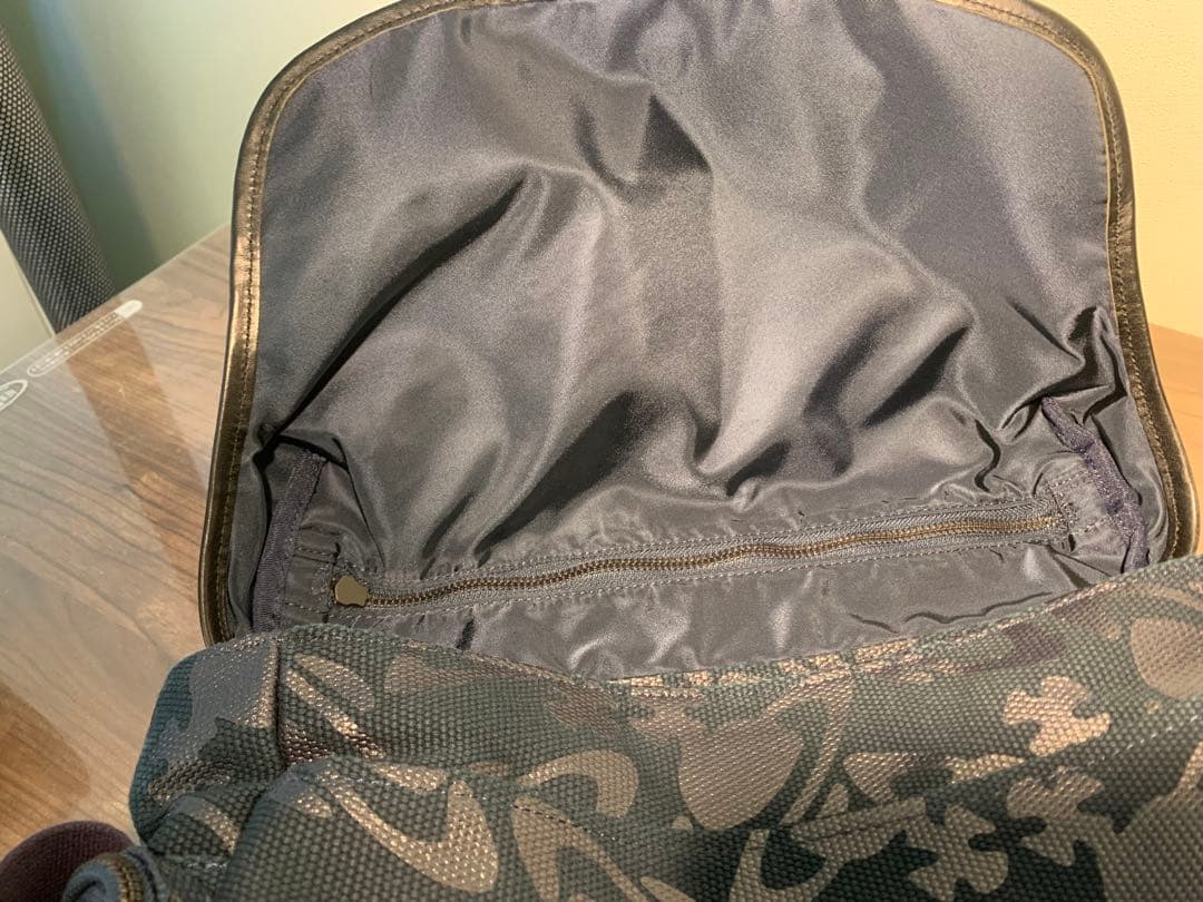 美品メッセンジャーバック