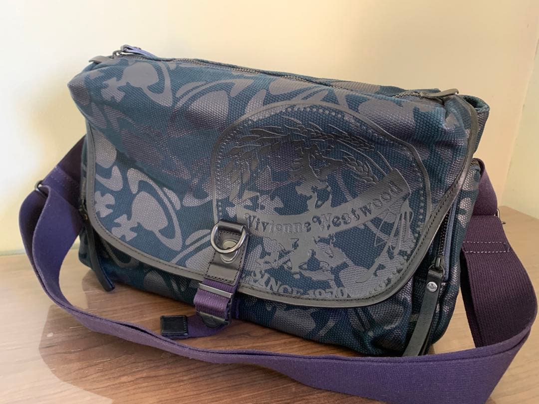 美品メッセンジャーバック