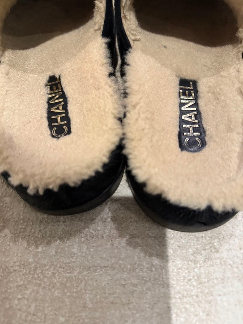 CHANEL ブラックファーミュール