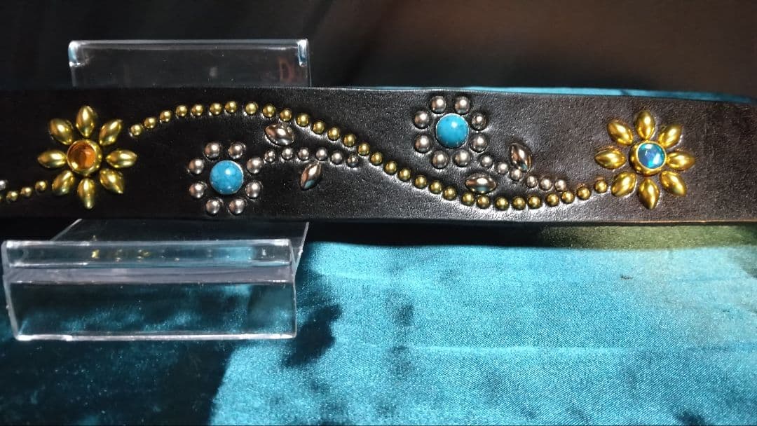 ちっぴー栃木レザーツタ＆フラワー　スタッズベルトブラック　ニッケル＆ブラス