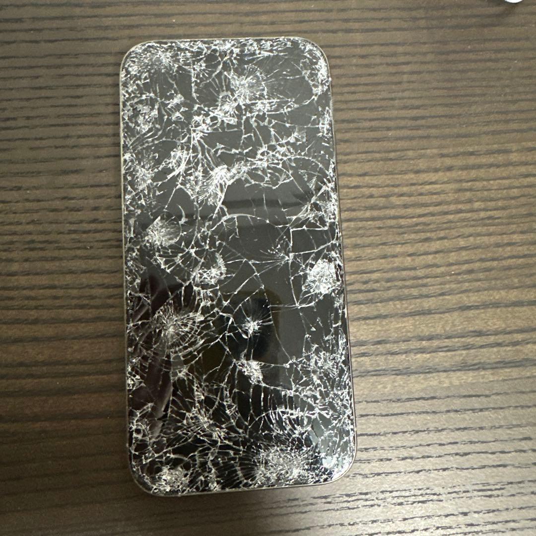 iPhone 15 Pro 画面割れ